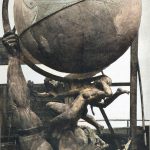 Riesenglobus für die deutsche Abteilung der Pariser Weltausstellung. Modelliert von E. Wenck. In Erz getrieben von O. Bommer