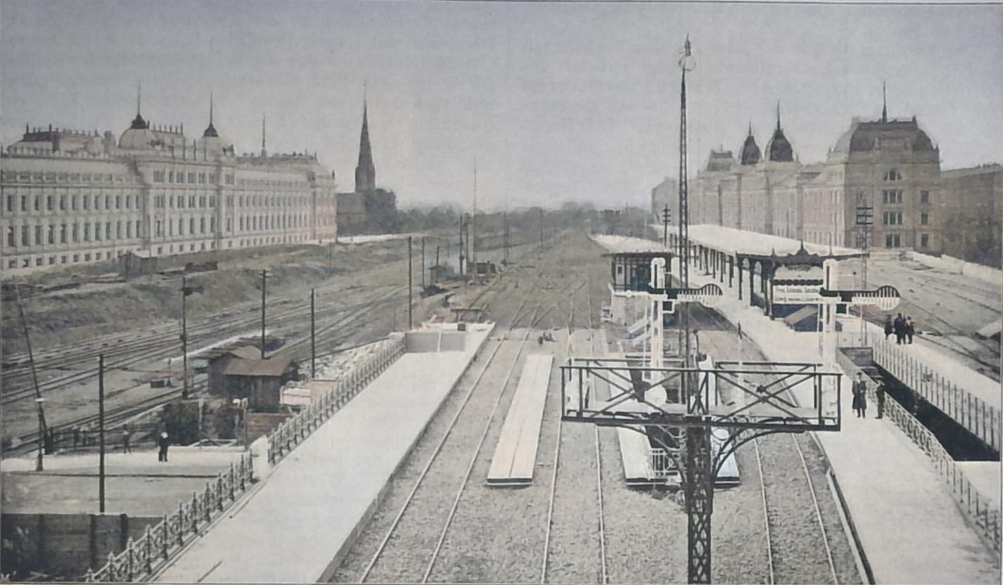 Bau-des-neuen-Hauptbahnhofs-in-Dresden-Altstadt-1895.-Blick-vom-Bahnhof-nach-Osten.-li.-General-Direktions-Gebaeude-re.-Haupt-Verwaltungs-Gebaeude-1.jpg
