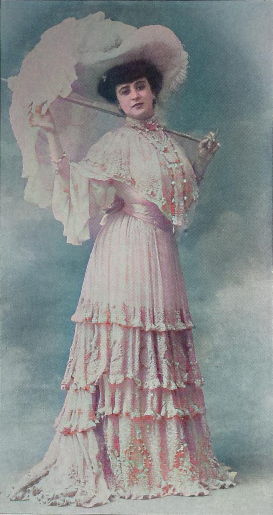 4. Dinerkleid mit Perlen und Korallen