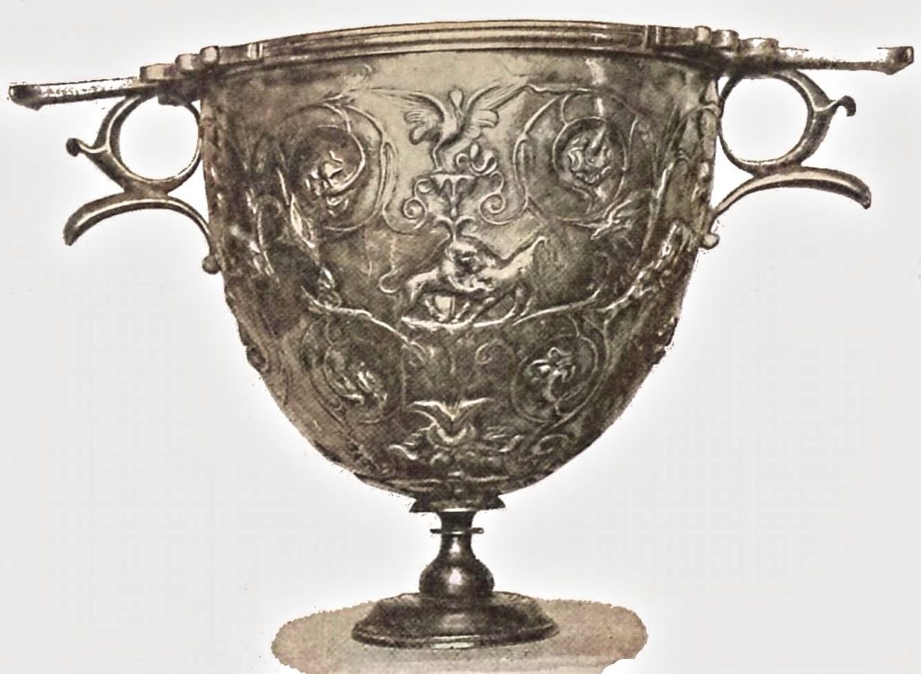 Becher mit stilisierten Ranken