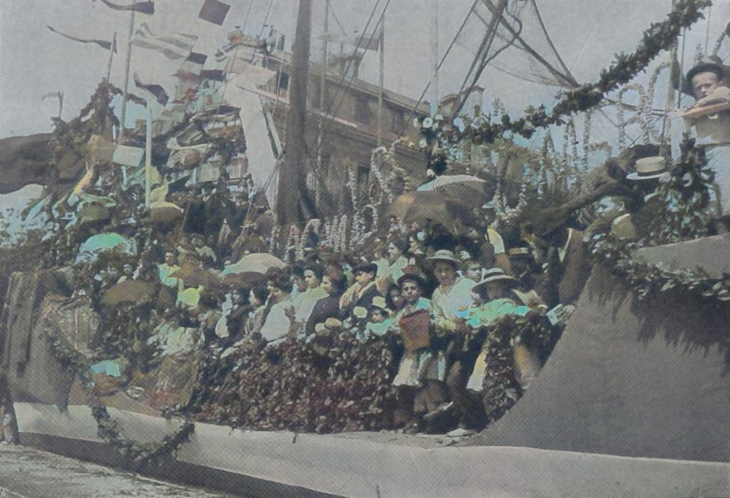 Blumenschlacht in San Sebastian. Die Tribüne stellt ein Schiff dar
