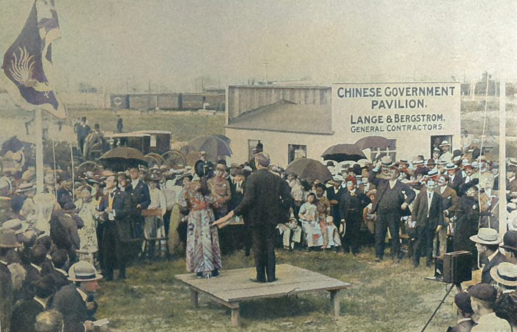 China auf der Weltausstellung in St. Louis - Uebergabe des Platzes an den Kommissar Wong (l)