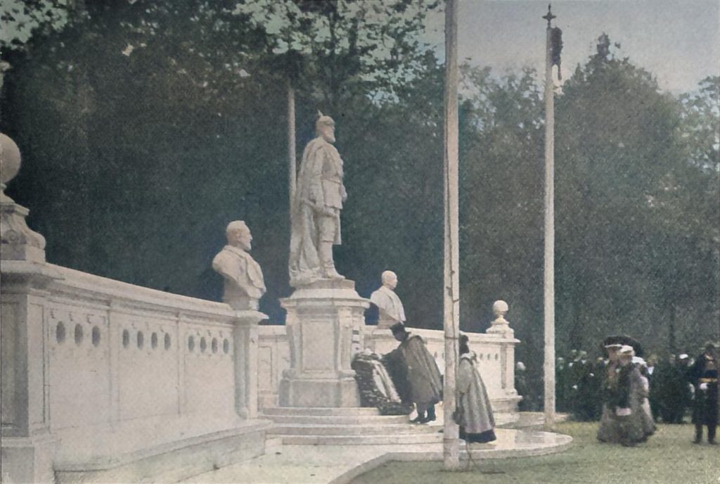 Der Kaiser (neben ihm die Kaiserin) legt einen Kranz am Standbild seines Vaters nieder