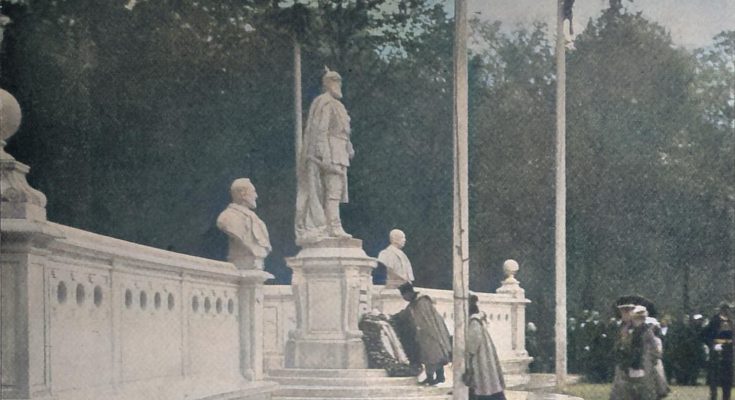 Der Kaiser (neben ihm die Kaiserin) legt einen Kranz am Standbild seines Vaters nieder