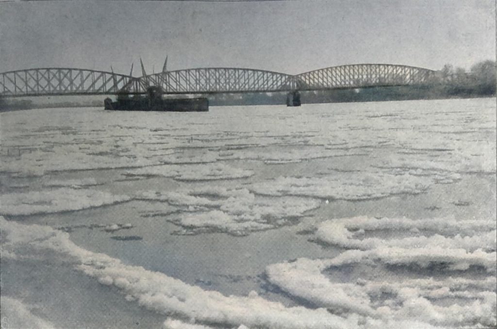 Der harte Winter 1902 - Grundeis auf der Oder. Im Hintergrund die Eisenbahnbrücke der Strecke Wriezen - Jädickendorf bei Zäckerick-Alträcknitz