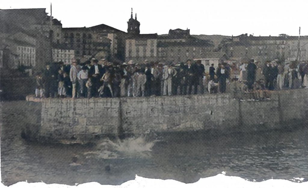 Die Badegäste werfen Münzen, die tauchende Jungen aus dem Wasser holen