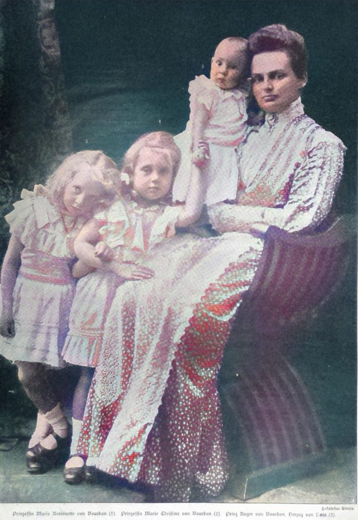 Herzogin Maria von Kalabrien. Tochter des Prinzen Ludwig von Bayern mit ihren Kindern