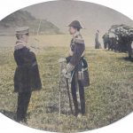 König Alfons in Admiralsuniform läßt sich ein Schiffsmanöver erklären
