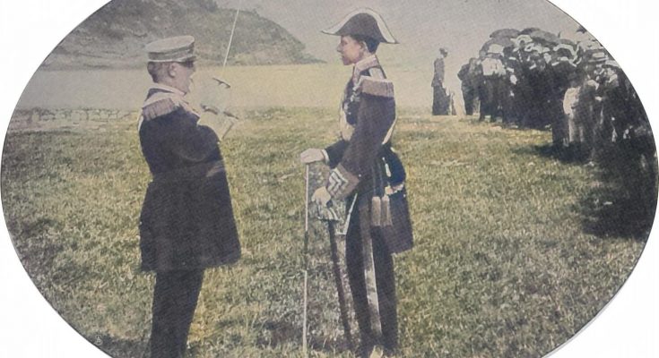 König Alfons in Admiralsuniform läßt sich ein Schiffsmanöver erklären