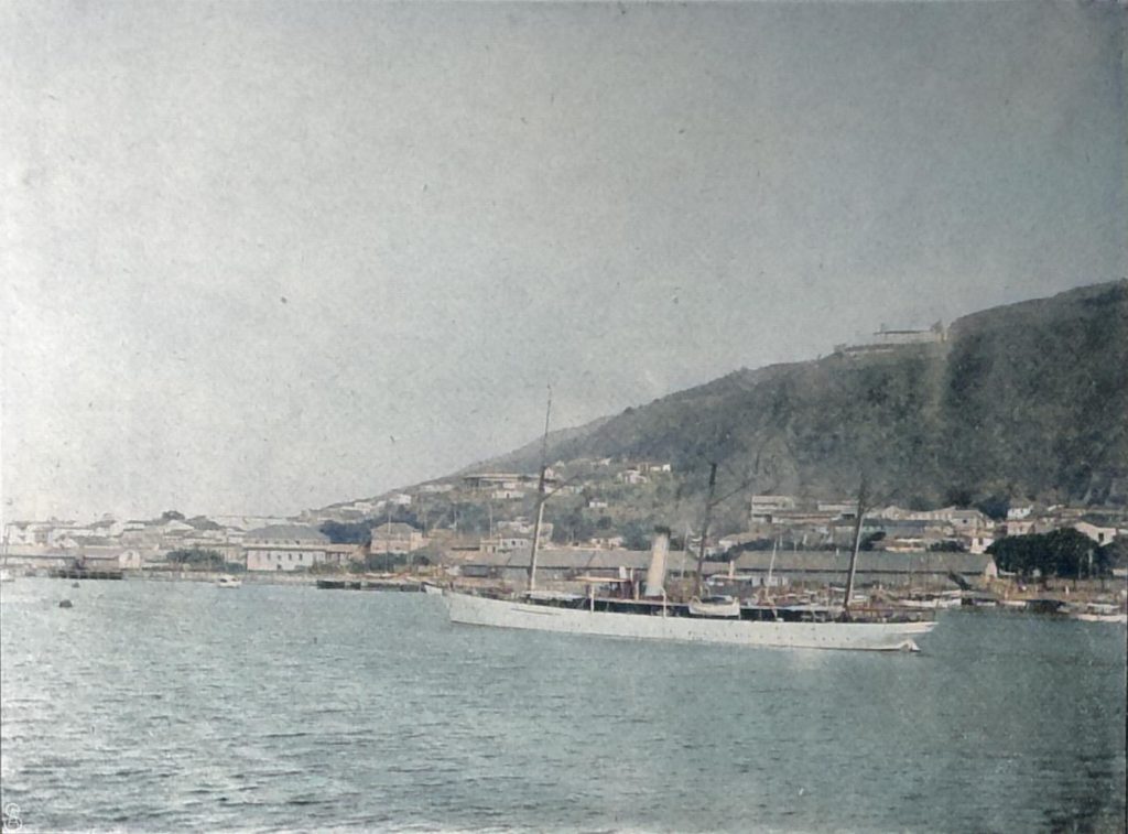 La Guayra vom Hafen aus - Im Vordergrund das venezolanische Kriegsschiff Restaurador