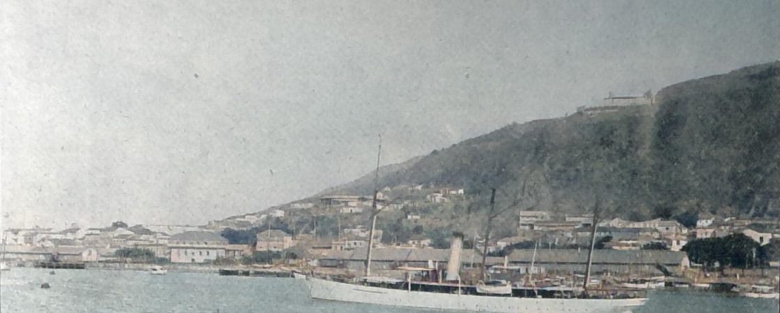 La Guayra vom Hafen aus - Im Vordergrund das venezolanische Kriegsschiff Restaurador