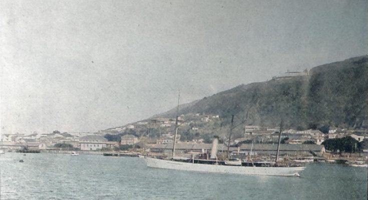 La Guayra vom Hafen aus - Im Vordergrund das venezolanische Kriegsschiff Restaurador