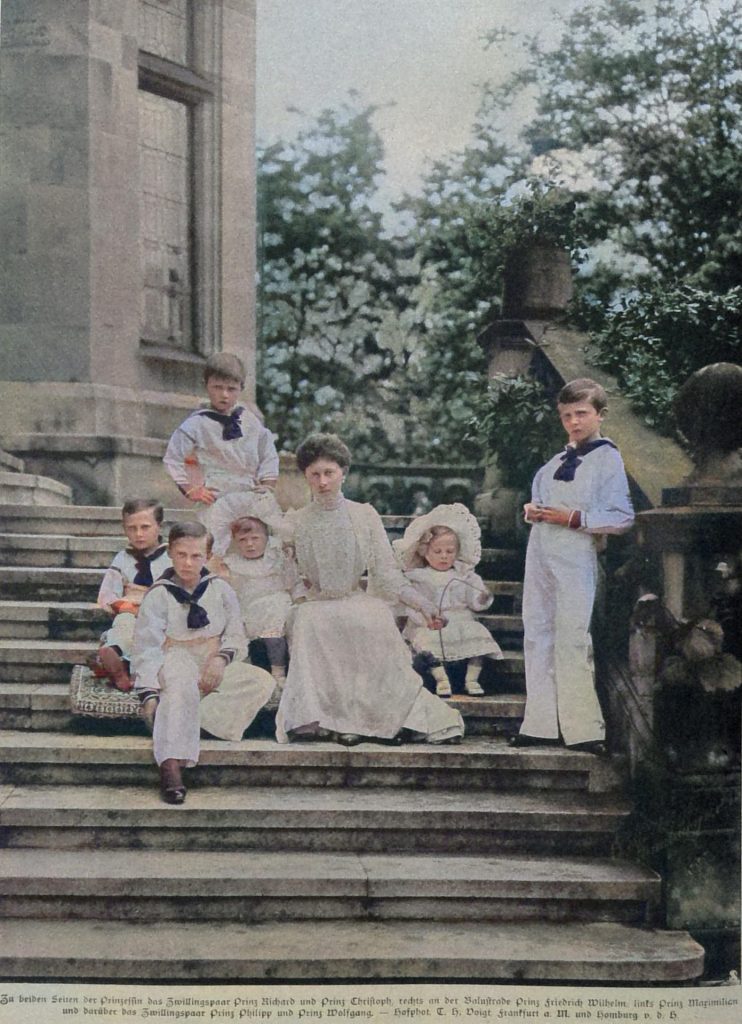 Prinzessin Friedrich Carl von Hessen mit ihren sechs Söhnen
