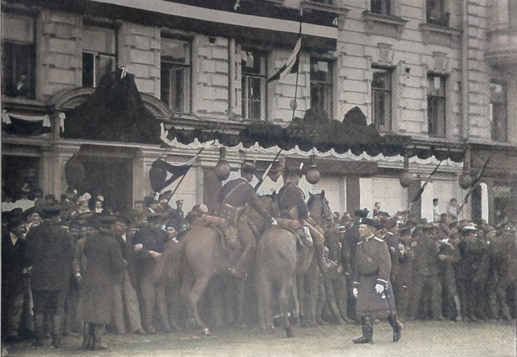 Reitende Gendarmerie, das Publikum auf dazu geschulten Pferden zurückdrängend. Die erste Reihe bilden Starschije Dworniki (Oberhausknechte)