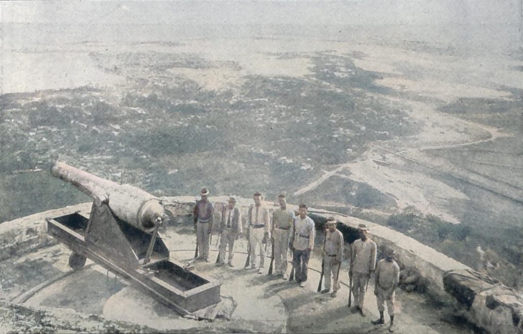 Die obere Plattform des Forts Solano mit der Geschützmannschaft