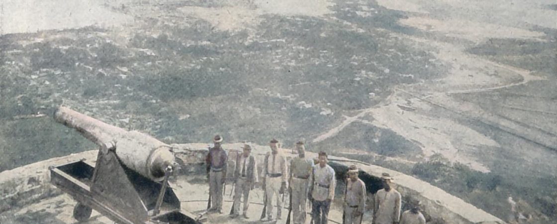 Die obere Plattform des Forts Solano mit der Geschützmannschaft