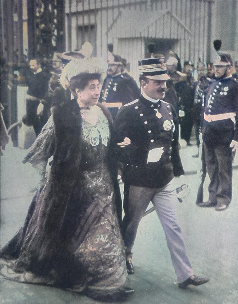 Zum Besuch des italienischen Königspaars in Paris. Ankunft auf dem Bahnhof - König Victor Emanuell geleitet Madame Loubet zum Wagen