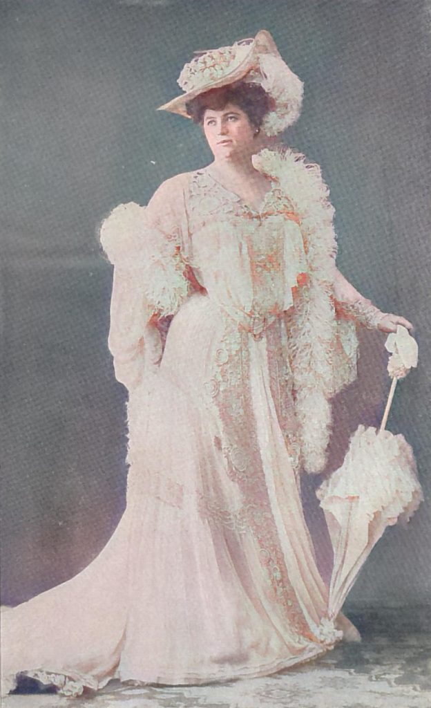 Angelika Dresp. Weiße Chiffontoilette mit irischen Gipürespitzen
