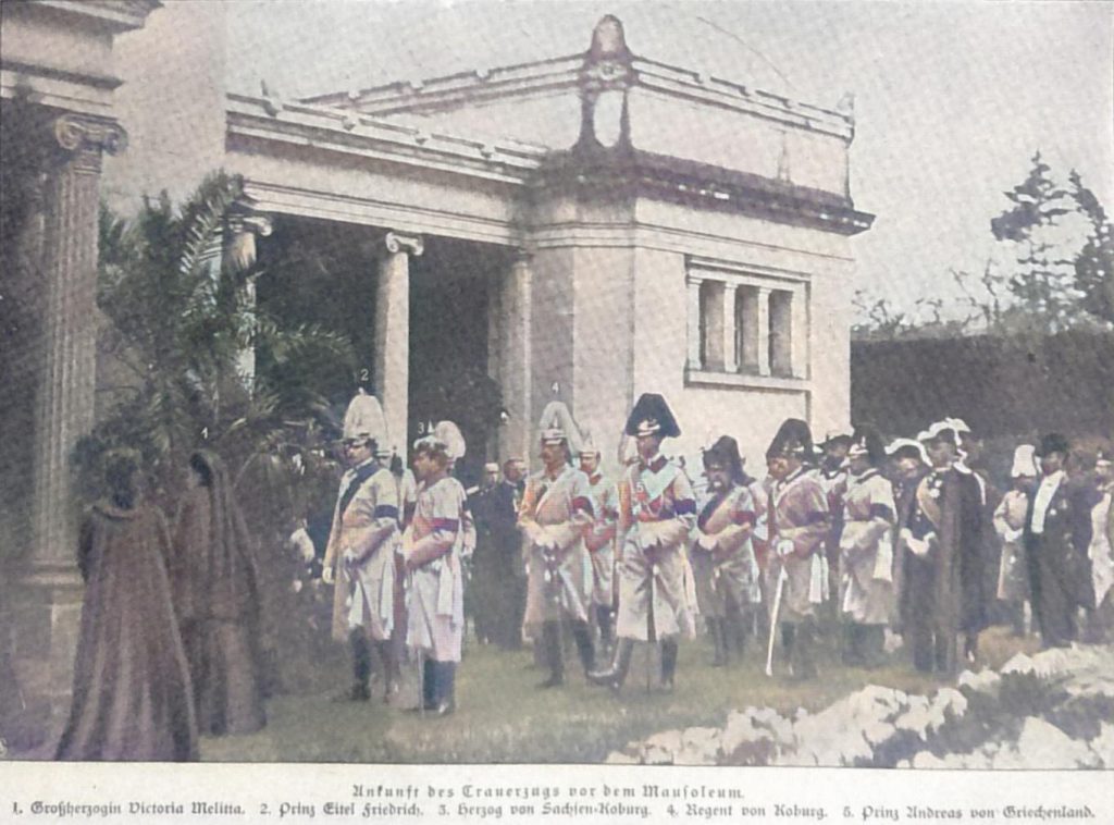 Ankunft des Trauerzuges vor dem Mausoleum