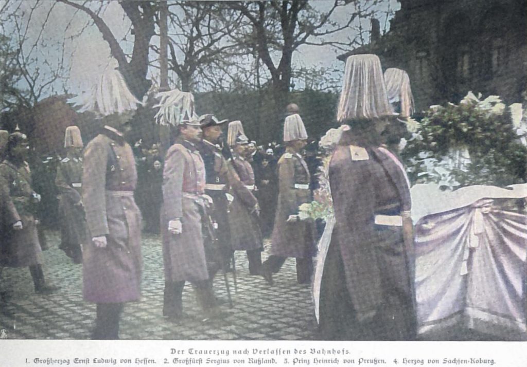 Der Trauerzug nach Verlassen des Bahnhofs