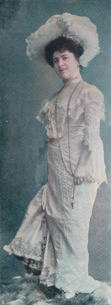 Mia Werber, Abendkleid aus weißer Seide mit Valenciennesinkrustinationen