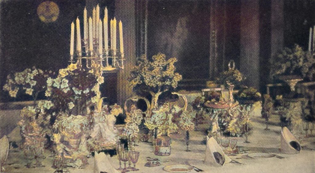Silbernes Tafelservice (11 Zentner schwer). Geschenk des verstorbenen Zaren Alexander II. an seine Tochter Herzoginwitwe Marie