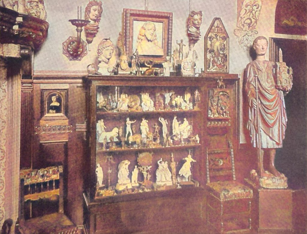 Abb. 3 Porzellan- und Holzstatuetten. Aus der Sammlung von Dr. v. Kaufmann