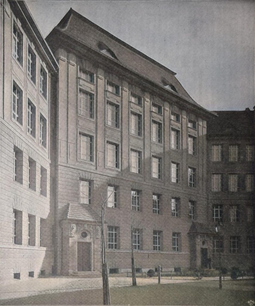 Mittelbau des Schulgebäudes