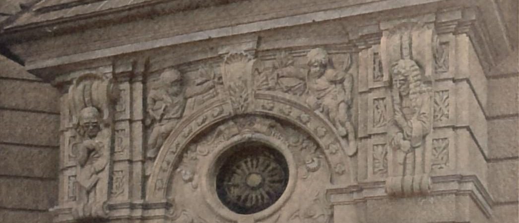 Portalbekrönung des Einganges für Knaben