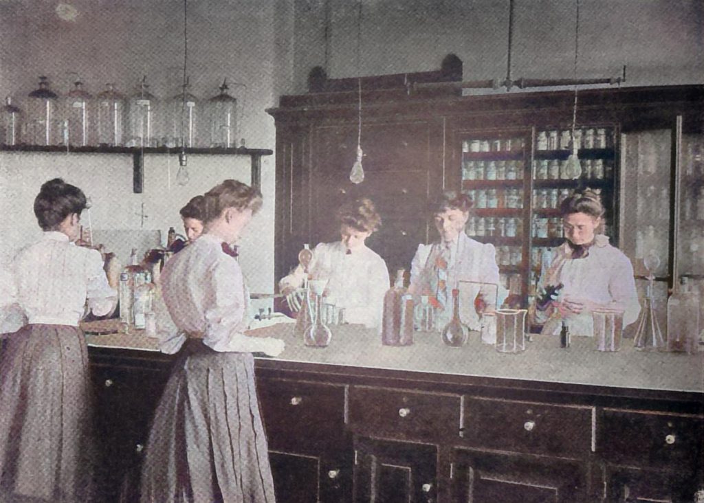 Chemikerinnen bei der Arbeit
