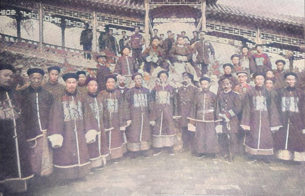 1. Gouverneur Chofu 2. Kapitän zur See Truppel. Fest der hohen Beamten in der Gedächnishalle Lihungchangs zu Tsinanfu
