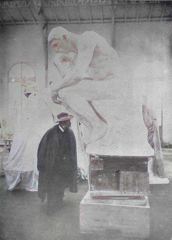 Auguste Rodin und seine neue Schöpfung, die Statue Der Denker