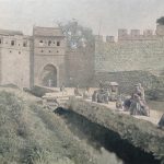 Tor von Potchan mit Quellwasserleitung