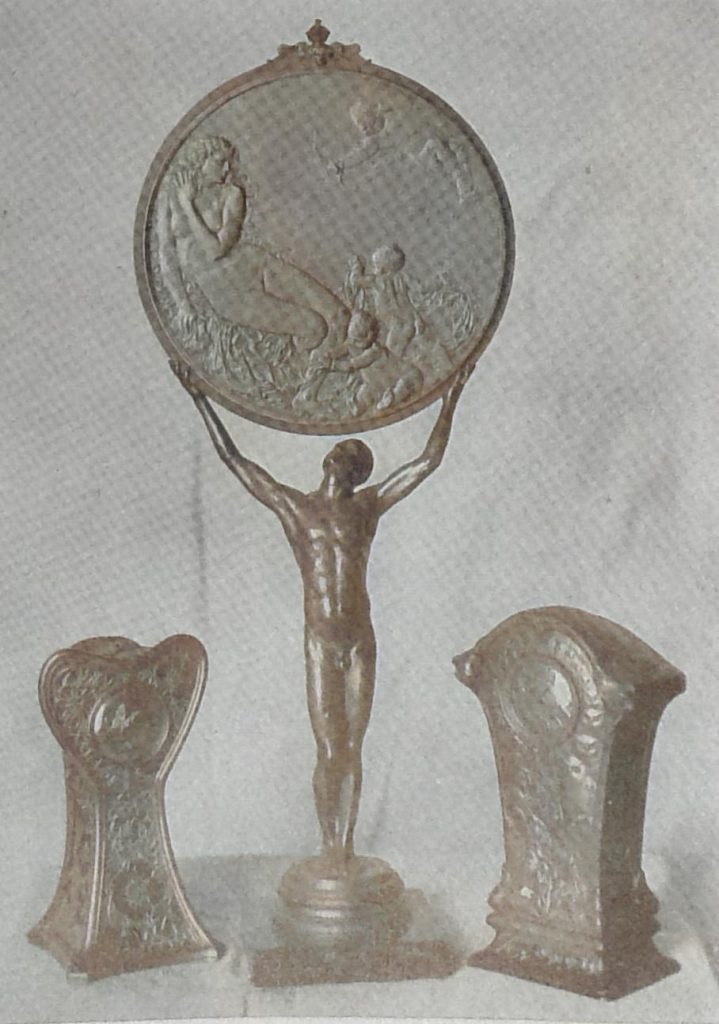 Uhr in Emaille. Von Eugen Feulitátre, Paris. - Spiegel. Von Prof. E. M. Geyger. Uhr in Holz geschnitzt. Von Becker, Paris