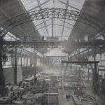 Weltausstellung in Paris. Elektrisch betriebener Laufkrahn von Carl Flohr in Berlin in der Maschinenhalle der fremden Nationen
