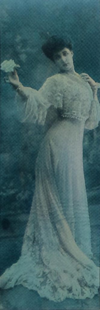 1. Teekleid aus weissem Mull mit Bolero und schleppendem Rock. Atelier Huet & Chéruit. Phot. Reutlinger