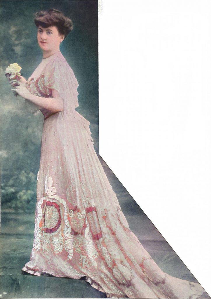 4. Ballkleid aus hellila Seidengaze mit Gold- und Silberplattchen und schwarzen Chantillyeinsätzen. Aelier Beer. - Phot Reutlinger