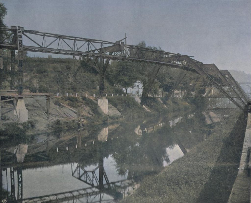 Abbildg. 1. Uebergang der Schwebebahn von der Wupper auf die Sonnborner Strasse