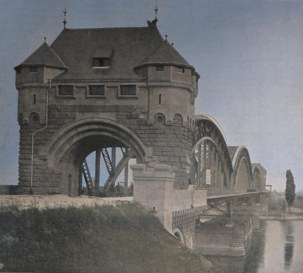 Abbildg. 14. Die neue Eisenbahnbrücke über den Rhein bei Worms. Ansicht vom linken Ufer