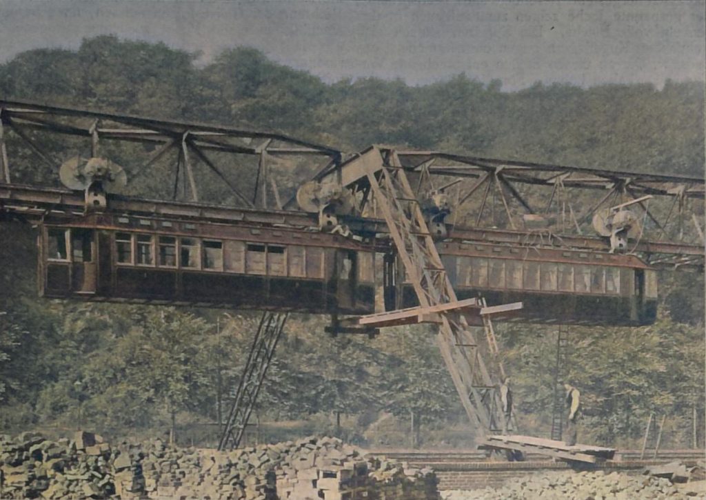 Abbildg. 16. Schwebebahn-Strecke über die Wupper mit Ansicht eines Zuges