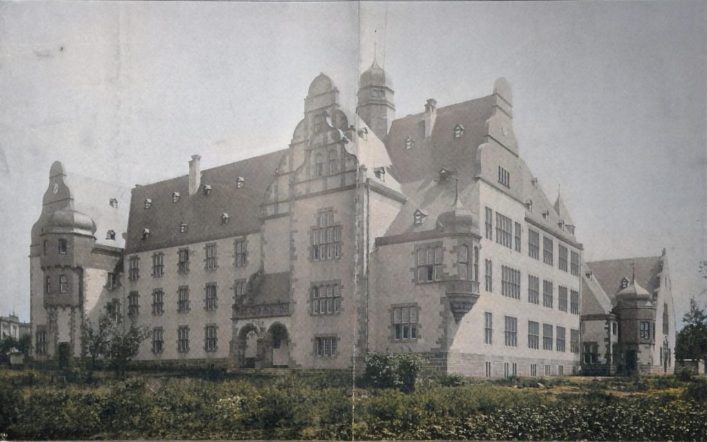 Ansicht der Vorderfront mit dem Haupteingang