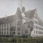 Ansicht der Vorderfront mit dem Haupteingang
