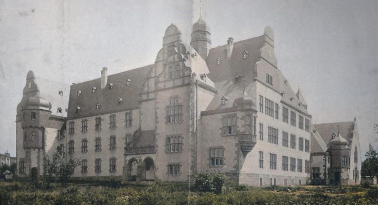 Ansicht der Vorderfront mit dem Haupteingang