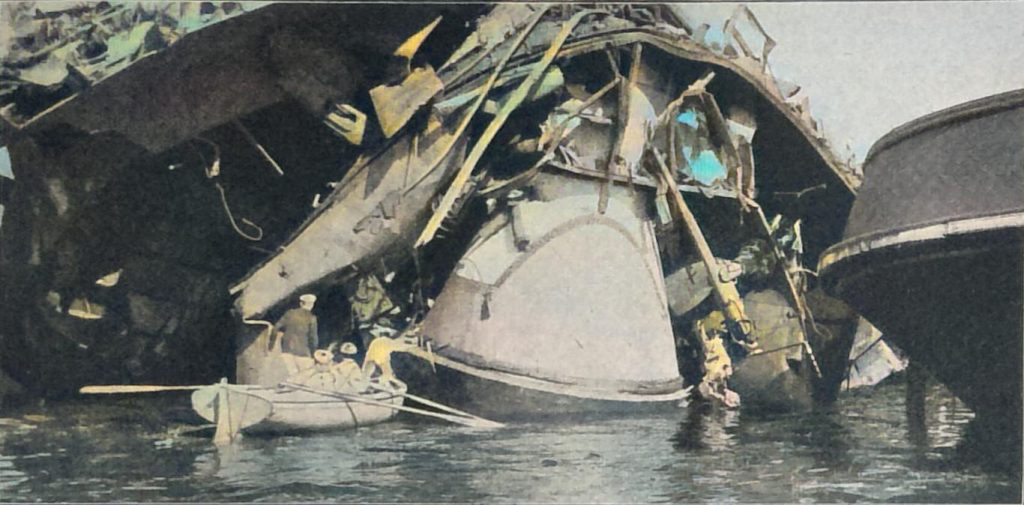 Auf der Suche nach Verwundeten und Leichen in dem geborstenen Wrack der Liberté