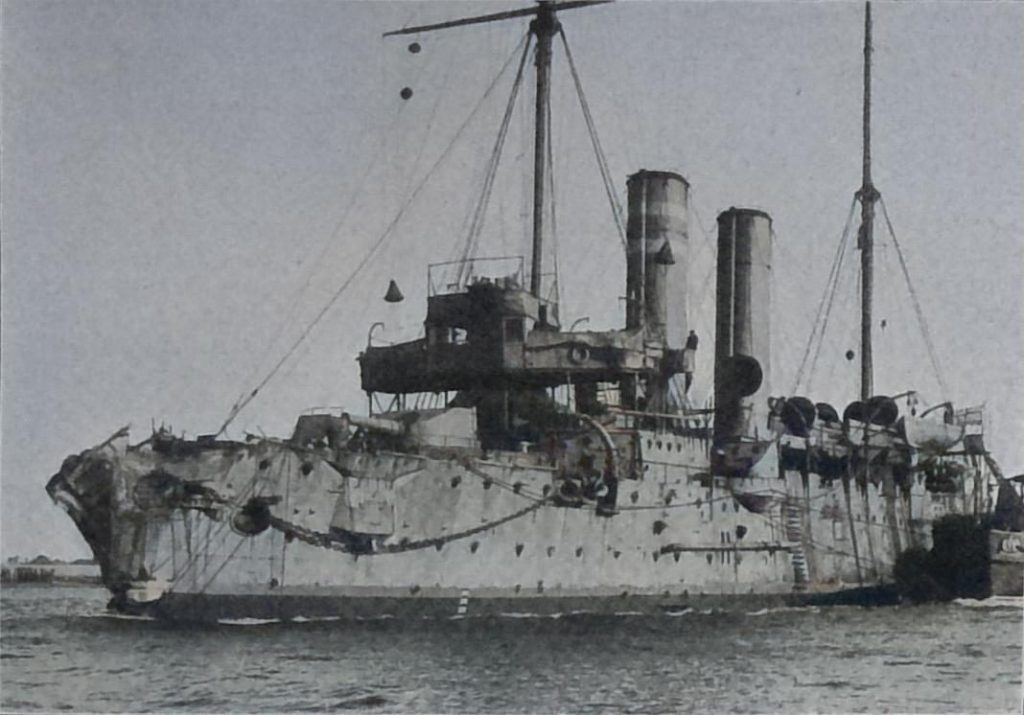 Der englische Kreuzer Hawke nach dem Zusammenstoß mit der Olympic am 20. September 1911