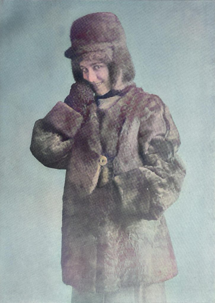 Kurzer Nerzpaletot mit Manschetten und holländischer Kappe aus Sealskin. Handschuhe aus Persianer