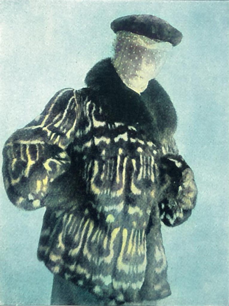 Loses Jacket aus afrikanischer Zibetkatze mit Aufschlägen aus Fuchs. Mütze von Maulwurfsfell.