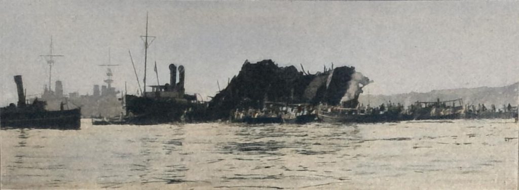 Rettungsschiffe umgeben nach der Katastrophe das Wrack der Liberté