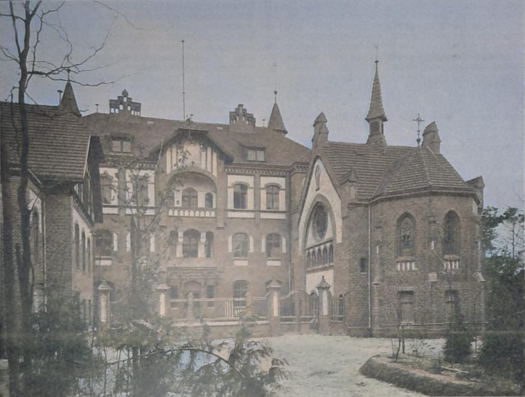 Abbildg. 2. Nördl. Front mit Haupteingang