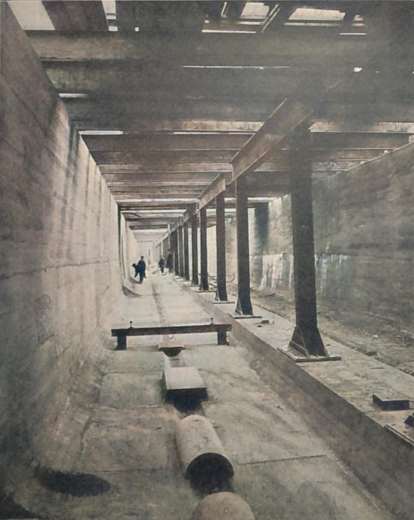 Abbildg. 21. In Ausführung begriffener Tunnel. Einbau der Decke